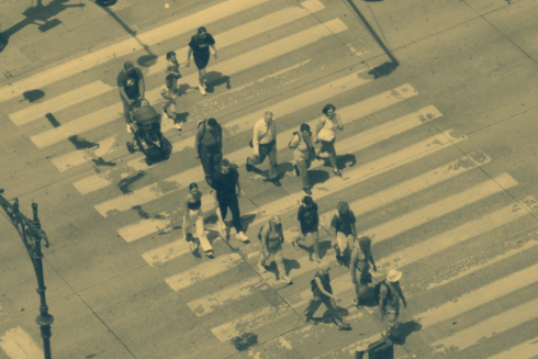 Gente cruzando la calle